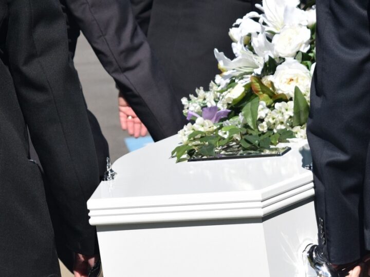 Podwójna trauma: Szczecinianka musiała dwukrotnie pochować matkę przez pomyłkę zakładu pogrzebowego