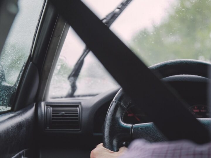 Kontrowersyjna metoda nauczania jazdy samochodem – 15-latek za kierownicą