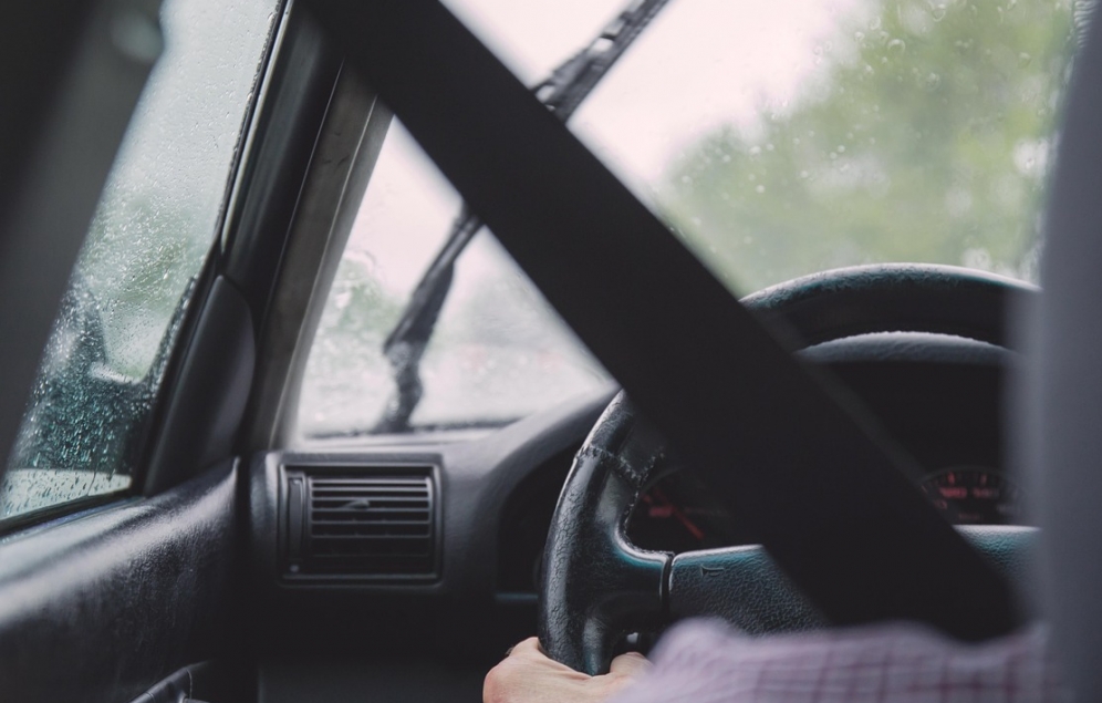 Kontrowersyjna metoda nauczania jazdy samochodem – 15-latek za kierownicą