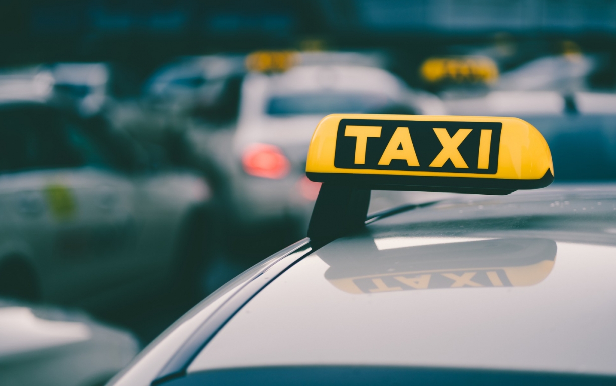 Podejrzane prawo jazdy zatrzymało młodego kierowcę taksówki w Szczecinie