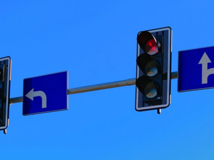 Innowacyjny system rejestracji samochodów przekraczających czerwone światło na skrzyżowaniu w Szczecinie