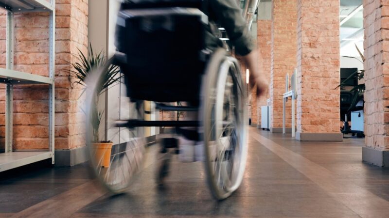 Osoby z niepełnosprawnością otrzymają wsparcie w dniu wyborów samorządowych: organizowany jest transport