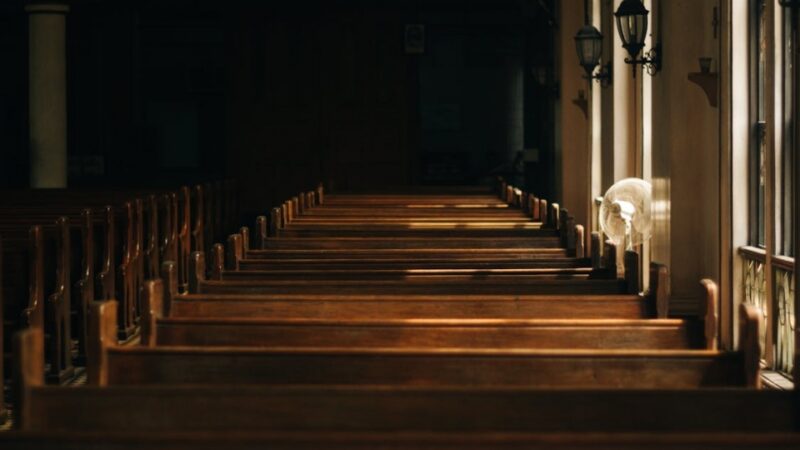 Postrach wśród wiernych: Nietrzeźwy mężczyzna z nożem wtargnął do kościoła podczas nabożeństwa dla dzieci