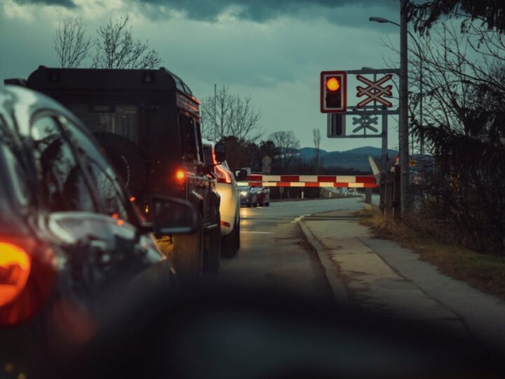 Wypadek na przejeździe kolejowym w Mostach: Samochód osobowy i pociąg towarowy zderzyły się