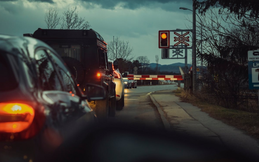 Wypadek na przejeździe kolejowym w Mostach: Samochód osobowy i pociąg towarowy zderzyły się