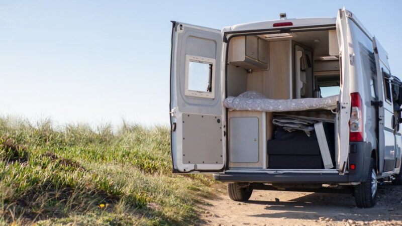 Porzucony camper na szczecińskim parkingu może zostać odholowany