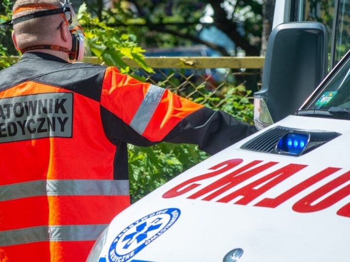 Wypadek na szczecińskiej ulicy Kościelnej: dwie osobówki zderzyły się, jedna osoba w szpitalu