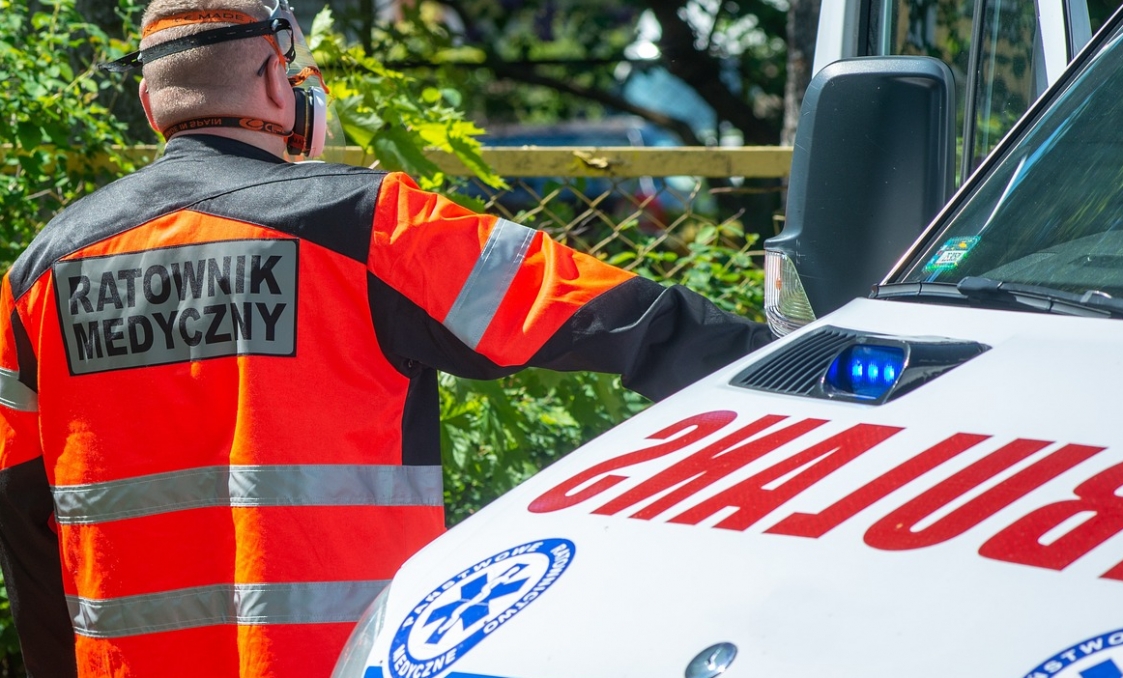 Wypadek na szczecińskiej ulicy Kościelnej: dwie osobówki zderzyły się, jedna osoba w szpitalu