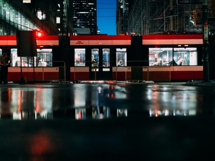 Mężczyzna pod wpływem alkoholu zatrzymany na torach tramwajowych – okazuje się, że był poszukiwany przez wymiar sprawiedliwości