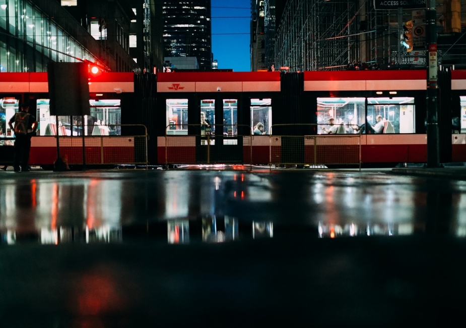 Mężczyzna pod wpływem alkoholu zatrzymany na torach tramwajowych – okazuje się, że był poszukiwany przez wymiar sprawiedliwości