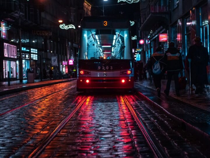 Poranne wypadki na drogach Szczecina z udziałem tramwaju i samochodów powodują utrudnienia