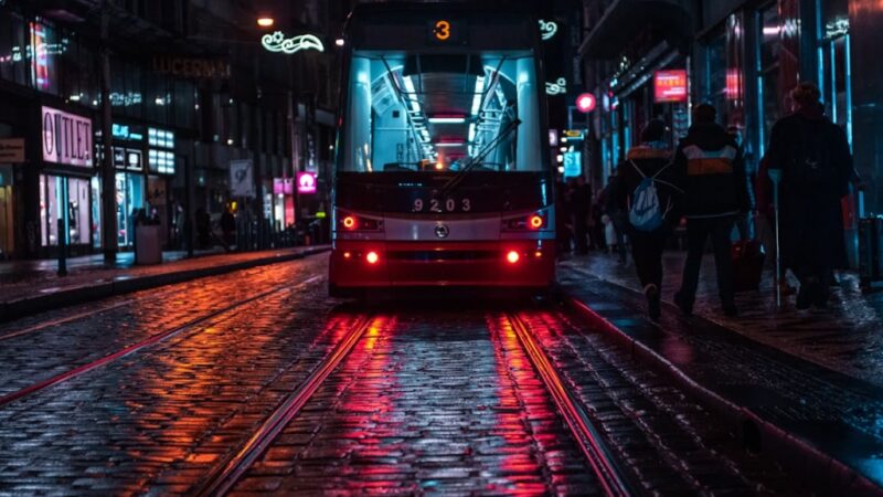 Poranne wypadki na drogach Szczecina z udziałem tramwaju i samochodów powodują utrudnienia