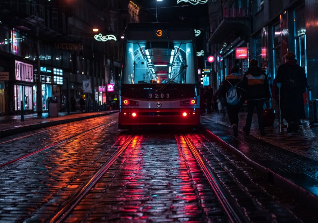 Poranne wypadki na drogach Szczecina z udziałem tramwaju i samochodów powodują utrudnienia