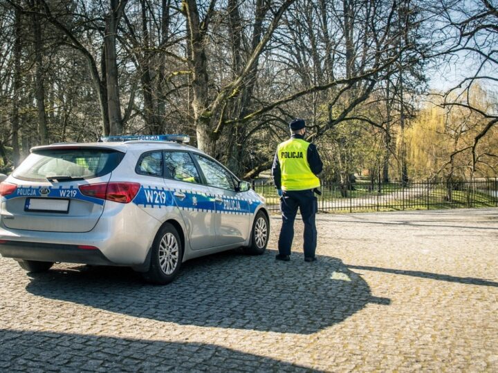 Sakralna dewastacja: Nieznany sprawca uszkodził figurkę Matki Boskiej w kapliczce przydrożnej w Chociwlu