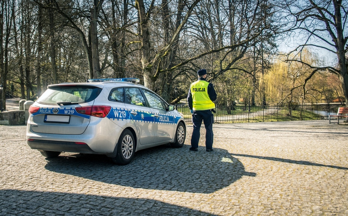 Sakralna dewastacja: Nieznany sprawca uszkodził figurkę Matki Boskiej w kapliczce przydrożnej w Chociwlu