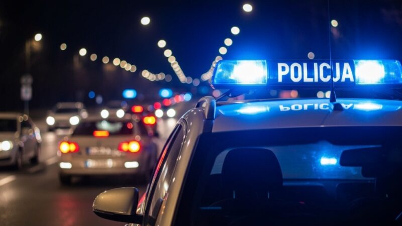 Policja poszukuje oszusta podszywającego się pod bankowca