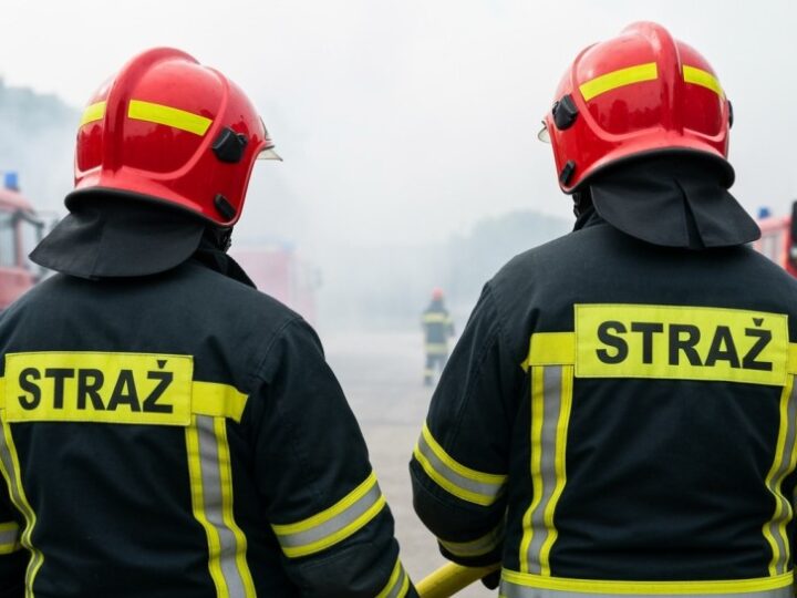 Potężny pożar w Przecławiu: Hala magazynowa w płomieniach, dym widoczny z daleka!
