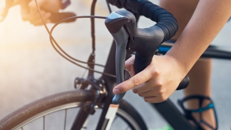 Rowerzyści w Szczecinie w tarapatach: Jak przetransportować rower na dworcu bez oznaczeń?