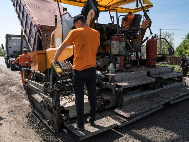 Kałuża zamiast ścieżki – mieszkańcy Łękna walczą z problemem pod wiaduktem
