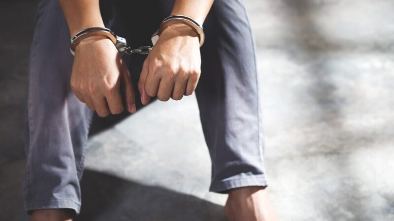 Kradzież rozbójnicza w markecie: Mężczyzna aresztowany po szarpaninie z ochroną