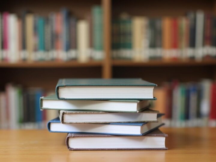 Listopadowa magia w bibliotece: ciepło, wiedza i kulturalne spotkania