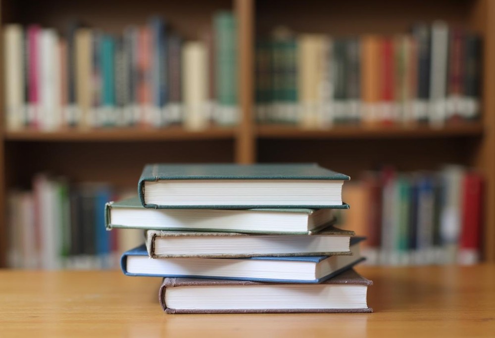 Listopadowa magia w bibliotece: ciepło, wiedza i kulturalne spotkania