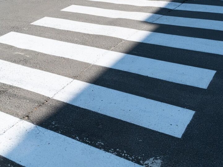 Bezpieczni po zmroku: Dlaczego odblaski są niezbędne?