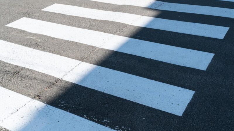 Bezpieczni po zmroku: Dlaczego odblaski są niezbędne?