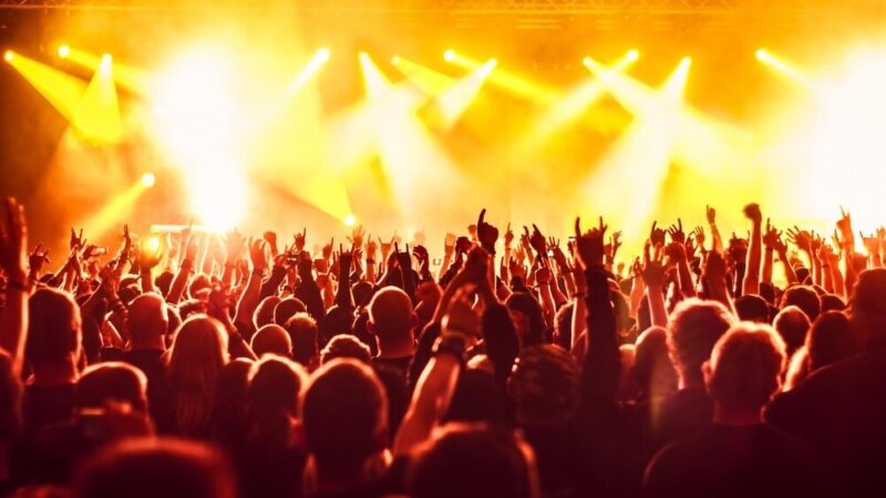 Sztuka w Trzech Aktach: Muzyka, Poezja i Moda w Willi Lentza