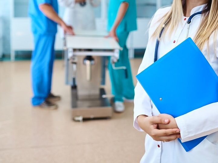 Bezpieczne dzieci – jak unikać zagrożeń z pomocą policji