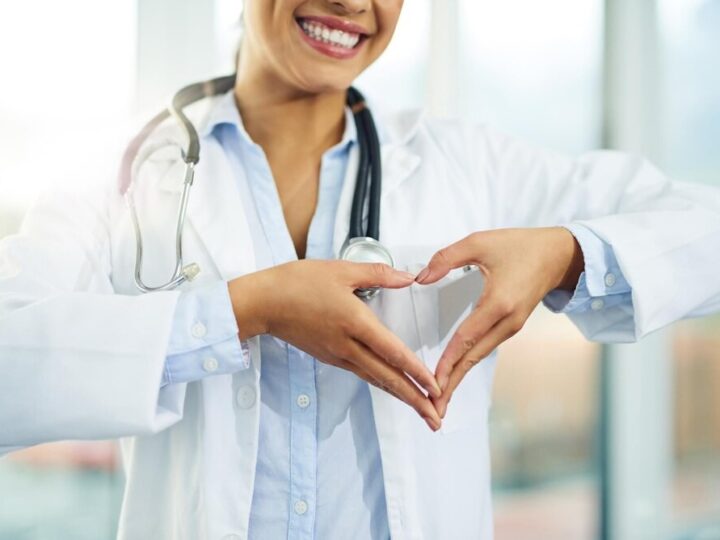 Seniorzy z Polic zdobywają umiejętności ratujące życie na kursie pierwszej pomocy