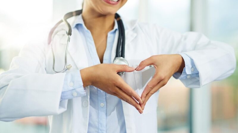 Seniorzy z Polic zdobywają umiejętności ratujące życie na kursie pierwszej pomocy