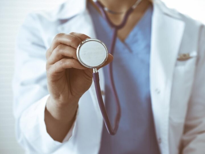 Bezpieczne przedszkolaki: Policjant uczy dzieci zasad bezpieczeństwa