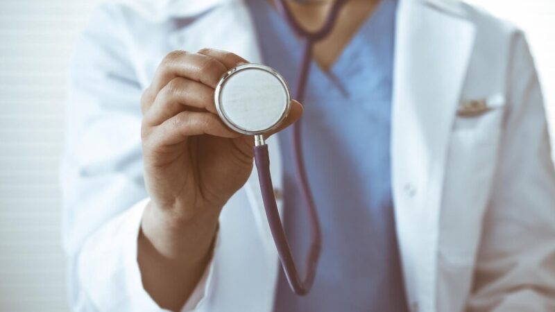 Bezpieczne przedszkolaki: Policjant uczy dzieci zasad bezpieczeństwa