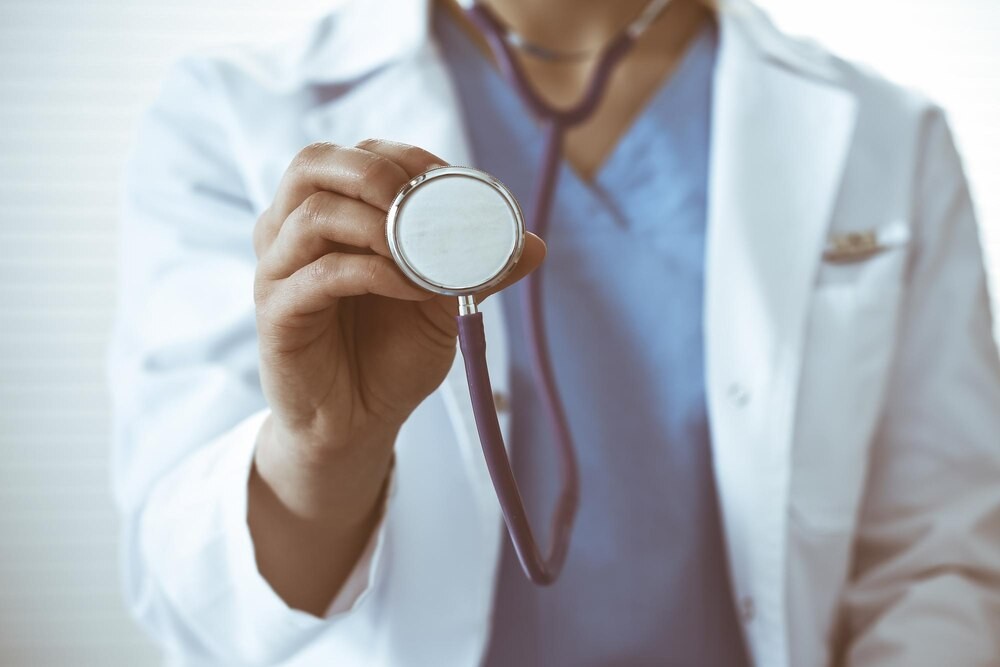 Bezpieczne przedszkolaki: Policjant uczy dzieci zasad bezpieczeństwa