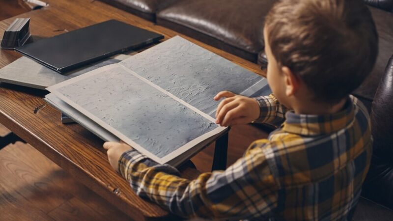 Policjantka uczy przedszkolaki zasad bezpieczeństwa na drodze