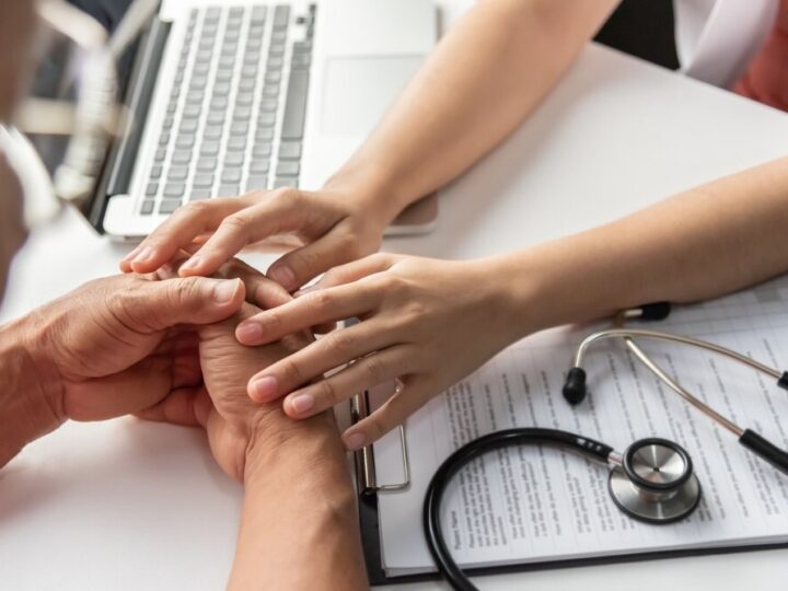 Policjantka uczy dzieci, jak dbać o bezpieczeństwo i budować relacje