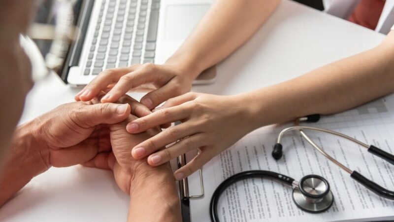 Policjantka uczy dzieci, jak dbać o bezpieczeństwo i budować relacje