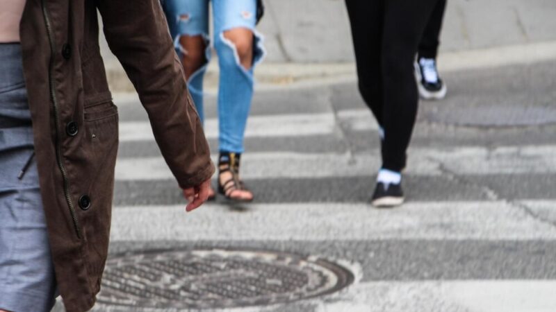 Bezpieczni na drodze – policjantki uczą dzieci w Szkole Podstawowej nr 44