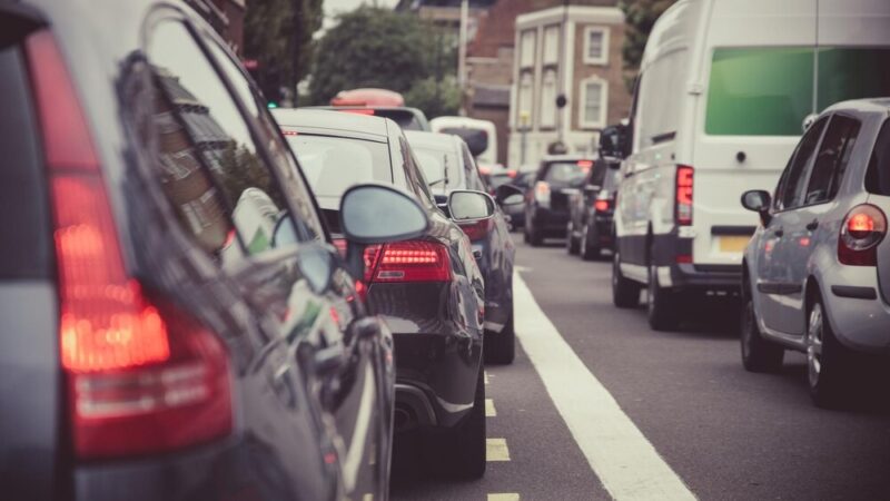 Uwaga kierowcy! Utrudnienia na drogach w gminie Banie w godzinach szczytu