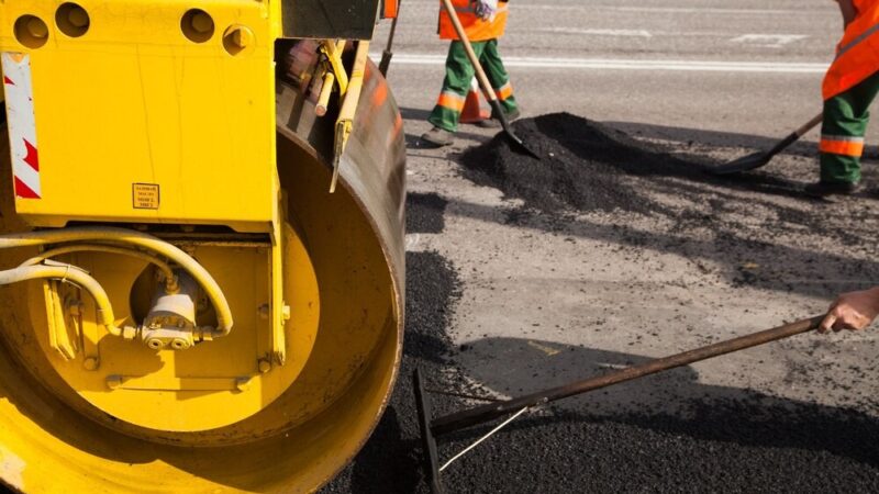 Szczecin wita wiosnę: drogowcy szykują się do naprawy dróg!
