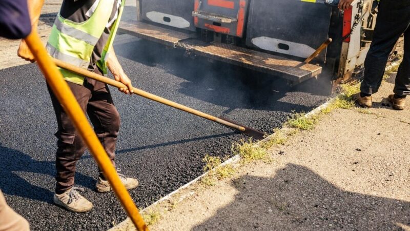 Przyspieszone naprawy dróg w Gminie Dobra poprawiają bezpieczeństwo mieszkańców