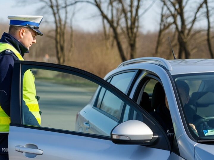 Ekstremalne prędkości na drodze krajowej – surowe kary dla nieodpowiedzialnego kierowcy