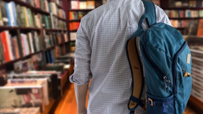 Policjanci uczą przedszkolaków, jak być bezpiecznym na drodze