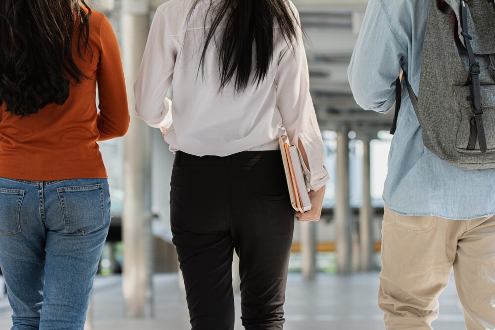 Bezpieczny Internet: Policja uczy młodzież odpowiedzialności online