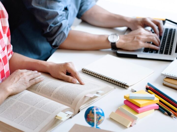 Bezpieczne dzieciństwo: Uczniowie odkrywają świat policji i psów służbowych