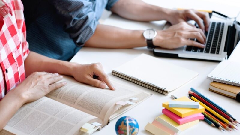 Bezpieczne dzieciństwo: Uczniowie odkrywają świat policji i psów służbowych