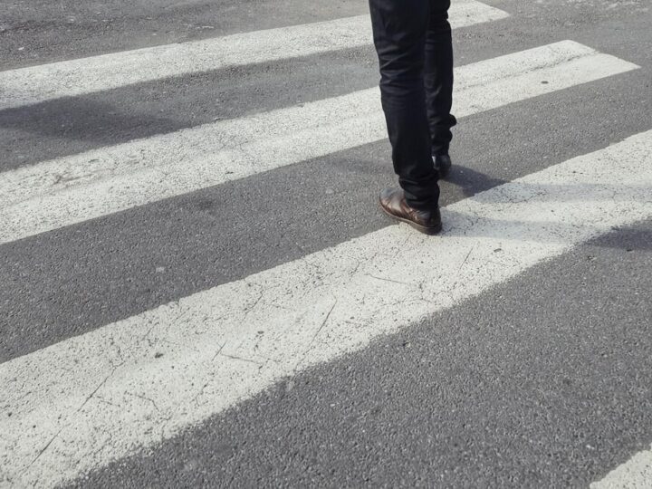 Dzieci uczą się, jak bezpiecznie poruszać się po drogach