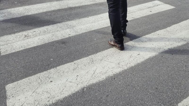 Dzieci uczą się, jak bezpiecznie poruszać się po drogach
