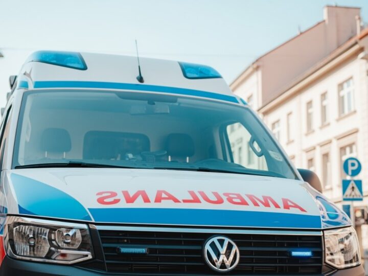 Policjanci uratowali 22-latkę z dachu budynku!